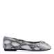 Bailarinas de la marca Itse, modelo ZAHIRA. Exterior en piel animal print serpiente con detalle de lazo en la pala. Interior en piel color negro con suela plana de goma. Estas bailarinas Itse ZAHIRA son unas clásicas, ideales para lucir tus outfits con estilo y comodidad.