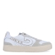 Deportiva de la marca Cruyff, modelo RONN. Exterior de la deportiva en piel color blanco con detalle en ante gris. Interior de la deportiva en textil de color beig. Cierre de la deportiva con cordones. Suela de goma con 2cm de plataforma. Plantilla muy cómoda, acolchada para garantizar el máximo confort. La deportiva Cruyff RONN es una nueva y exclusiva technología de Cruyff que mejora el rendimiento gracias a una mayor amortiguación.