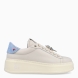 Deportivas de la marca GIO+, modelo PIA. Exterior en piel color beig con detalle de brillantes color celeste en el talón. Interior en piel blanca con plantilla acolchada y extraíble para máxima comodidad. Cierre de las deportivas con cordones, y adornos en forma de gato con piedreria azul sobre la pala. Plataforma de 4cm de altura. Estas deportivas GIO+ PIA son las clásicas con el toque de estilo moderno que necesitas en tus looks de temporada!