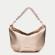 Bolso de hombro de la marca Hispanitas, modelo CAMIL. Exterior en piel color platino con asa corta trenzada que añade un detalle artesanal al diseño. Correa ajustable para llevarlo al hombro o cruzado, permitiendo versatilidad en el uso. Cierre con cremallera permitiendo mayor seguridad. Medidas: 33CM X 26CM X 9CM.