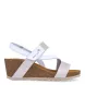 Sandalias de la marca Inter Bios, modelo SARA. Sandalias de tiras elaboradas en piel color gris con detalles en blanco. Cierre de las sandalias con velcro y suela de goma con cuña de 6cm de altura. Estas sandalias Inter Bios SARA son ideales para elevar tus looks con la comodidad que necesitas en tu día a día.