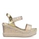 Sandalias de la marca Lola Casademunt, modelo INTI. Exterior en piel color platino con detalle de tachuelas. Interior en piel color beig. Cierre con velcro con estampado de marca. Sandalias con cuña de 9cm de altura. Estas sandalias Lola Casademunt INTI son un complemento que le dará estilo a tus looks!