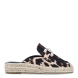 Alpargatas de la marca Lola Casademunt, modelo ÁGATA. Exterior en textil con estampado animal print y detalle de adorno brillante en la pala. Interior en piel color negro. Alpargatas con cuña de 3cm de altura. Estas alpargatas Lola Casademunt ÁGATA son un complemento ideal en estilo y comodidad!
