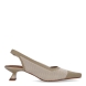 Salones destalonados de la marca Miss Elastic, modelo BRUNA. Exterior en tela color taupe con punta lápiz. Interior en piel color camel. Cierre con elástico tobillo. Salones con tacón de 3cm de altura. Salones destalonados Miss Elastic BRUNA ideales para complementar tus looks con elegancia y comodidad.