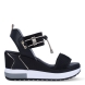 Sandalias de la marca Nerogiardini, modelo DANIE. Exterior de las sandalias en neopreno color negro con detalle de rejilla en la pala. Interior de las sandalias en piel color negro. Cierre de las sandalias Nerogiardini con gomas elásticas color dorado. Sandalias con cuña de 7cm de altura. Estas sandalias Nerogiardini DANIE es un complemento clásico, inspirado en la comodidad, ligereza que necesitas en tu día a día.