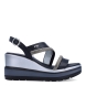 Sandalias de la marca Nerogiardini, modelo SOFF. Exterior de las sandalias en piel color negro con detalle de tiras brillantes color plateado en la pala. Interior de las sandalias en piel color negro. Cierre de las sandalias Nerogiardini con hebilla en tobillo. Sandalias con cuña de 8cm de altura. Estas sandalias Nerogiardini SOFF son un complemento clásico, inspirado en la comodidad, ligereza que necesitas en tu día a día.