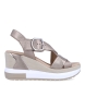 Sandalias de la marca Nerogiardini, modelo CLOT. Exterior de las sandalias en piel color beig con tiras cruzadas en pala. Interior de las sandalias en piel color beig. Cierre de las sandalias Nerogiardini con hebillas. Sandalias con cuña de 8cm de altura. Estas sandalias Nerogiardini CLOT son un complemento clásico, inspirado en la comodidad, ligereza que necesitas en tu día a día.