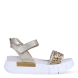 Sandalias de la marca Nerogiardini, modelo JESS. Exterior de las sandalias en piel color platino con detalle de lentejuelas color dorado en la pala. Interior de las sandalias en piel color blanco. Cierre de las sandalias Nerogiardini con velcro. Sandalias con plataforma de 4cm de altura. Estas sandalias Nerogiardini JESS son un complemento clásico, inspirado en la comodidad, ligereza que necesitas en tu día a día.