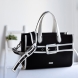 Bolso clásico de la marca Noco, modelo TORI. Elaborado en neopreno color negro con detalle en blanco. Hebilla en parte frontal del bolso. Cierre con cremallera y tiene dos asas para llevar de mano y una larga regulable. Medidas: alto 20cm y ancho 28cm. Este bolso Noco TORI tiene el tamaño mediano perfecto para quienes necesitan un bolso espacioso pero no demasiado grande. Bolso ligero y resistente.