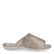Zapatillas de casa de la marca Nordikas, modelo KAYA. Exterior de las zapatillas en piel color platino efecto serpiente. Interior de las zapatillas en piel troquelada color blanco. Zapatilla con suela plana. Estas zapatillas Nordikas KAYA son el complemento perfecto que garantiza comodidad y ligereza al estar por casa.