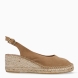 Alpargatas de la marca Itse, modelo CORMAC. Elaboradas en ante color camel con punta cerrada. Interior en piel color nude. Cierre de alpargatas Itse con hebilla en tobillo y suela de cuña con 5cm de altura. Estas alpargatas Itse CORMAC, son un complemento ideal para estilizar tus looks con estilo y comodidad!
