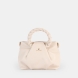El bolso de mano de la marca Pepe Moll, modelo GIANE. Este bolso elaborado en polipiel color blanco es la fusión perfecta entre elegancia y tendencia. Su diseño estructurado con asas trenzadas aporta un aire sofisticado y moderno, ideal para elevar cualquier look. Versátil y espacioso, es la elección perfecta para el día a día o para ocasiones especiales donde el estilo es imprescindible. Cierre con cremallera. Medidas: alto 17cm y ancho 22cm.