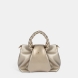 El bolso de mano de la marca Pepe Moll, modelo GIANE. Este bolso elaborado en polipiel color oro es la fusión perfecta entre elegancia y tendencia. Su diseño estructurado con asas trenzadas aporta un aire sofisticado y moderno, ideal para elevar cualquier look. Versátil y espacioso, es la elección perfecta para el día a día o para ocasiones especiales donde el estilo es imprescindible. Cierre con cremallera. Medidas: alto 17cm y ancho 22cm.