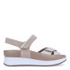 Sandalias de la marca PieSanto, modelo MELI. Exterior de las sandalias en ante color beig con tiras en pala cruzadas. Interior de las sandalias en piel color beig, con plantilla acolchada y extraíble para máxima comodidad. Cierre de las sandalias PieSanto con doble velcro y cuña de 5cm de altura. Estas sandalias PieSanto MELI son un complemento ligero y perfecto para esta temporada. No te puede faltar en el armario.