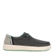 Náuticos de la marca Pitas, modelo CANA. Exterior de los náuticos en tela color gris con detalles en beig y franjas verde. Interior de los náuticos en tela color verde y plantilla acolchada y extraíble. Cierre de los náuticos Hey Dude con cordones elásticos y suela plana de goma. Estos náuticos Pita CANA, son el complemento perfecto para esta temporada, los podrás lucir con la máxima comodidad posible.