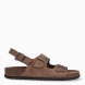 Sandalias de la marca Walk & Fly, modelo LIO. Exterior de las sandalias en piel color marrón con tiras en pala. Interior de las sandalias en piel color marrón. Cierre de las sandalias Walk & Fly con tripe hebilla, dos e pala y una en talón, y suela de goma plana. Estas sandalias Walk & Fly LIO son un complemento clásico de temporada, te darán una comodidad absoluta. No te puede faltar en el armario.