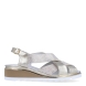 Sandalias de la marca Plaju, modelo JOSEPHIN. Exterior de las sandalias en piel color platino con pala trenzada en plateado y dorado escarchado. Interior de las sandalias en piel color blanco. Cierre de las sandalias Plaju con hebilla en el tobillo y cuña de 4cm de altura. Estas sandalias son el complemento perfecto para esta temporada, no te puede faltar en el armario.