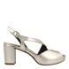 SandalSandalias de la marca Munné, modelo ESTHER. Exterior de las sandalias en piel color platino. Interior de las sandalias en piel color beig escarchado. Cierre de las sandalias Munné con hebilla en tobillo. Sandalias Munné con tacón de 6cm de altura. Estas sandalias Munné tienen el diseño perfecto para tus eventos más importantes, te hará sentir, elegante, cómoda y segura!