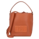 Bolso de la marca US POLO, modelo MANIPUR. Elaborado en piel color camel con logo en parte frontal. Equipado con bolsillos interiores y un compartimento con cremallera, este bolso ofrece espacio de sobra para todos tus objetos esenciales. El práctico y sencillo cierre de cordón asegura tus objetos, mientras que la correa desmontable y ajustable para el hombro y la correa principal de longitud media ofrecen varias opciones de transporte. Medidas: alto 23cm y ancho 25cm. Este bolso US POLO MANIPUR es un accesorio que debes añadir a tu armario!