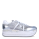 Deportiivas de la marca Premiata, modelo BETH. Exterior de la deportivas en piel color plata con efecto rejilla. Interior en piel color blanco. Cierre de las deportivas Premiata con cordones blancos. Deportivas con plataforma de 5cm de altura con detalle de estampado. Estas deportivas Premiata BETH son la combinación perfecte entre lo clásico, cómodo y original. Será tu complemento perfecto para esta temporada!