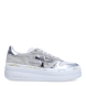 Deportiivas de la marca Premiata, modelo MICOL. Exterior de la deportivas en naylon color plata. Interior en piel color blanco. Cierre de las deportivas Premiata con cordones blancos. Deportivas con plataforma de 4cm de altura con detalle de estampado. Estas deportivas Premiata MICO son la combinación perfecte entre lo clásico, cómodo y original. Será tu complemento perfecto para esta temporada!