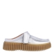 Náuticos destalonados de la marca Clarks, modelo TORHILL MULE. Exterior en piel color plata. Interior en piel color beig con plantilla acolchada y extraíble para máxima comodidad. Cierre de los mocasines Clarks con cordones y un suela con efecto sierra de 3cm de altura. Estos mocasines Clarks TORHILL MULE son ideales para combinar con todos tus looks!