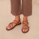 Sandalias de la marca Itse, modelo BELEN. Sandalias elaboradas en piel color naranja. Interior de sandalias en piel color marrón Sandalias con tiras cruzadas en pala y cierre con tres hebillas, dos en pala y una en tobillo. Sandas Itse con suela de goma plana. Estas sandalias Itse BELEN son ideales para ti!