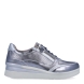 Deportivas de la marca Stonefly, modelo CREAM 52. Exterior de las deportivas en piel troquelada color plata con detalle de cremallera. Interior de las deportivas en piel color beig. Cierre de las deportivas con cordones y cuña de 4cm de altura. Estas deportivas Stonefly CREAM 52 tienen el diseño ideal para disfrutar de frescura y comodidad al caminar. Perfecto para esta temporada.