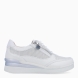 Deportivas de la marca Stonefly, modelo CREAM 52. Exterior de las deportivas en piel troquelada color blanco con detalle de cremallera. Interior de las deportivas en piel color beig. Cierre de las deportivas con cordones y cuña de 3cm de altura. Estas deportivas Stonefly CREAM 52 tienen un diseño que ofrece frescura y comodidad en cada paso que des. Perfecto para esta temporada.