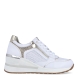 Deportivas de la marca Stonefly, modelo WANDA. Deportivas elaboradas en piel con efecto troquelado color blanco con detalle de cierre. Cierre de las deportivas con cordones color blanco. Deportivas Stonefly con cuña de 6cm de altura. Estas Stonefly WANDA son un complemento que te ofrecerá la comodidad que necesitas a donde vayas esta temporada!