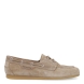 Mocasines de la marca Tamaris, modelo IRENE. Exterior en ante color taupe con punta redonda. Interior en piel color camel. Cierre de mocasines Tamaris con cordones elásticos. Suela plana y de goma. Estos mocasines Tamaris IRENE son un complemento clásico, perfecto para el día a día!