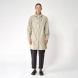 Chaqueta impermeable de la marca Tanta, modelo Mis. Es un chubasquero de corte holgado y diseño siempre contemporáneo 100% impermeable. Está confeccionada con un tejido ligero de PU color beig y cuenta con todas las costuras selladas para una protección superior. Los detalles de la prenda incluyen botones a presión, una capucha con visera incorporada y bolsillos con ribetes. Ideal para esta temporada!