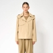 El trench o gabardina corta impermeable de la marca Tanta, modelo NIWL está cofeccionado en tejido de sarga de poliéster color camel. Es 100% impermeable y cuenta con todas las costuras selladas para una protección superior.Los detalles de la prenda incluyen un canesú en la espalda y otro en el lado derecho de la parte delantera, botones a presión ocultos y una capucha desmontable con cordón ajustable. Diseñado con un corte impecable, el modelo Niwl combina elegancia con una alta funcionalidad.
