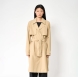 Chaqueta impermeable sin costuras de la marca Tanta, modeloTage. Chaqueta confeccionada en tejido de sarga de poliéster color camel. Es 100% impermeable y cuenta con todas las costuras selladas para una protección superior. Los detalles de la prenda incluyen dos canesús en la parte delantera y uno en la parte trasera, botones a presión ocultos, una cintura ajustable con cinturón y una capucha desmontable con cordón ajustable. Diseñado con un corte impecable, el modelo Tage combina elegancia con una alta funcionalidad.