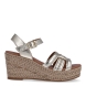 Sandalias de la marca Itse, modelo KARI. Exterior de las sandalias en piel color platino. Interior de las sandalias en piel color camel. Cierre de las sandalias Itse con hebilla y cuña de 7cm de altura. Estas sandalias Itse KARI son el complemento ideal para crear diferentes looks esta temporada, y sobre todo, gozar de una comodidad espectacular en tu día a día.