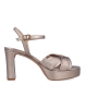 Sandalias de la marca Unisa, modelo ONOA. Exterior en piel color platino con pala cruzada. Interior en piel color nude. Cierre de sandalias Unisa con hebilla en tobillo y un tacón de 8cm de altura. Estas sandalias Unisa ONOA son un complemento clásico e ideal para lucir tus looks de esta temporada!