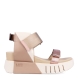 Sandalias de la marca United Nude, modelo Delta Run. Exterior de las sandalias en piel color beig. Interior de las sandalias de piel. Cierre de las sandalias con triple velcro de colores blanco, negro y dorado en el talón, pala y empeine respectivamente. Sandalias United Nude con cuña de 3cm de altura. Estas sandalias United Nude Delta Run tienen el estilo, diseño y comodidad que necesitas para destacarte en tu día a día.