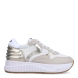 Deportivas de la marca Voile Blanche, modelo LANA. Exterior en piel color beig con detalle en dorado. Interior en piel color blanco. Cierre de las deportivas con cordones y suela con plataforma de 4cm de altura. Estas deportivas Voile Blanche LANA son unas clásicas, ideales para combinar con diferentes looks!