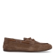 Naúticos de la marca Itse, modelo ELI. Exterior en ante color taupe con punta redonda. Interior en piel color marrón. Cierre de naúticos Itse con cordones de piel color camel y suela plana de goma. Estos náuticos Itse ELI son la última tendecia sin perder comodidad!