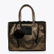 Bolso shopper de la marca Lola Casademunt, modelo BLERO. Elaborado en rafia trenzada metalizada color oro, y detalles en negro. Contiene bolsillo interior y asa bandolera. Cierre ajustable con cordón. ALTO: 32 cm - LARGO: 18 cm - ANCHO: 43 cm. Bolso Lola Casademunt BLERO ideal para llevar a todos lados.