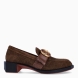 Mocasines de la marca 4CCCCEES, modelo FORMA COLLIN. Mocasines elaborados en ante color marrón chocolate con hebilla dorada en piel acolchada sobre la pala. Punta redonda y un tacón de 3.5cm de altura para mayor comodidad al andar. Mocasines 4CCCCEES FORMA COLLIN, complemento ideal para marcar un estilo contemporáneo y sofisticado.