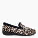 Zapatilla de estar por casa de la marca Macarena, modelo GEMA80. Exterior en microfibra con estampado animal print de leopardo. Interior en pelo de color nude. Altura de la suela 1 cm. Plantilla extraíble de poliuretano. Ideales para ir perfectay cómoda en casa. No pueden faltar un tu armario!