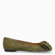 Bailarinas de la marca Olivia Brown, modelo LUPE. Exterior en ante color verde con punta redonda. Bailarinas con detalle de lazo en pala. Interior en piel color nude. Bailarina Olivia Brown LUPE con suela plana de goma. Plantilla muy acolchada para máximo comfort. Ideales tanto para tejanos finos como con faldas y vestidos!
