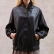 Chaqueta corta de la marca Pell Xavier, modelo GRETA. Chaqueta elaborada en piel color negro. Chaqueta ligera, suave y con bolsillos delanteros. Cierre con botones a tono. Chaqueta Piell Xaxier ideal para tus looks de temporada!