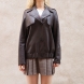 Chaqueta corta de la marca Pell Xavier, modelo ADELINE. Chaqueta elaborada en piel color marrón. Chaqueta ligera, suave y con bolsillos delanteros. Cierre con botones a tono. Chaqueta Piell Xaxier ideal para tus looks de temporada!