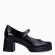 Zapatos estilo merceditas de la marca PieSanto, modelo PARIS. Confeccionados en suave piel con elegante acabado en charol arrugado negro, presentan un diseño de tendencia con puntera cuadrada, pulsera ajustable al empeine con hebilla metálica y plantilla interior extraíble para un ajuste cómodo y adaptable. Destacan por su tacón bloque de 6 cm compensado con una cómoda plataforma delantera, ofreciendo altura estilizada con máxima estabilidad. Ideales para combinar con minifaldas, pantalones de vestir o tejanos anchos, ya sea con calcetines vistos o al descubierto. ¡El zapato de tendencia indispensable que une moda retro-chic y confort artesanal Made in Spain!