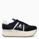Deportiva de la marca Premiata, modelo BETH. Exterior de la deportiva en ante color negro con detalle de logo en blanco. Interior de la deportiva de piel de color blanco. Cierre de la deportiva con cordones negros. Deportiva con suela de goma, con 5 cm de plataforma. Deportiva con plantilla acolchada para garantizar la máxima comodidad en cada paso. La deportiva de Premiata modelo BETH es una deportiva muy cómoda para el día a día con la que seguro que marcarás estilo y tendencia.