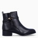 Botines de la marca Tamaris, modelo SALMA. Exterior en piel color negro con punta redonda. Interior en piel color negro. Botines con cierre de cremallera y cuña de 3cm de altura. Estos botines Tamaris SALMA son clásico que no debe faltar en tu armario!