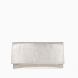 Bolso tipo cartera de la marca Munné, modelo KINGSTON. Exterior de la cartera de piel de color platino. Bolso con solapa tipo sobre con cierre de botón metálico. Medidas de 28 cm x 14 cm x 2,5 cm. El bolso tipo cartera de fiesta contine una cadena corta en el interior para colgar, y dispone de bolsillo interior con cremallera. Modelo KINSGSTON Ideal para todos tus looks de fiesta, así como para el día a día.