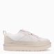 Deportivas LO LOWMEL de la marca UGG en color JASMINE. Exterior combina ante con malla de lona balística reciclada en color blanco roto y con logotipo grabado. Forro de malla de poliéster confeccionado en un 55 % de poliéster modificado con carbón vegetal y en un 45 % de poliéster normal. Cierre de las deportivas con sistema de doble cordones planos. Suela de goma EVA de caña de azucar. Estas deportivas UGG LO LOWMEL combinan el aire desenfadado de unas zapatillas, la comodidad de unas sandalias y un carácter muy personal.